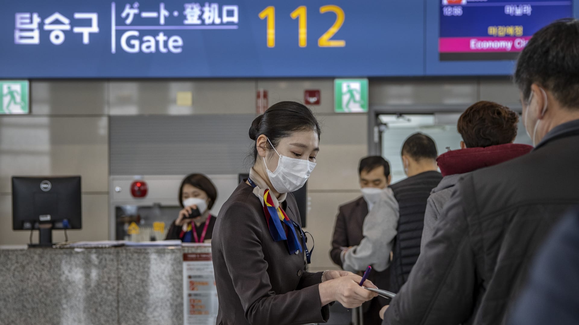 تقطع السبل بخمسة روس في مطار كوري جنوبي منذ شهور بعد هروبهم من التجنيد الإجباري