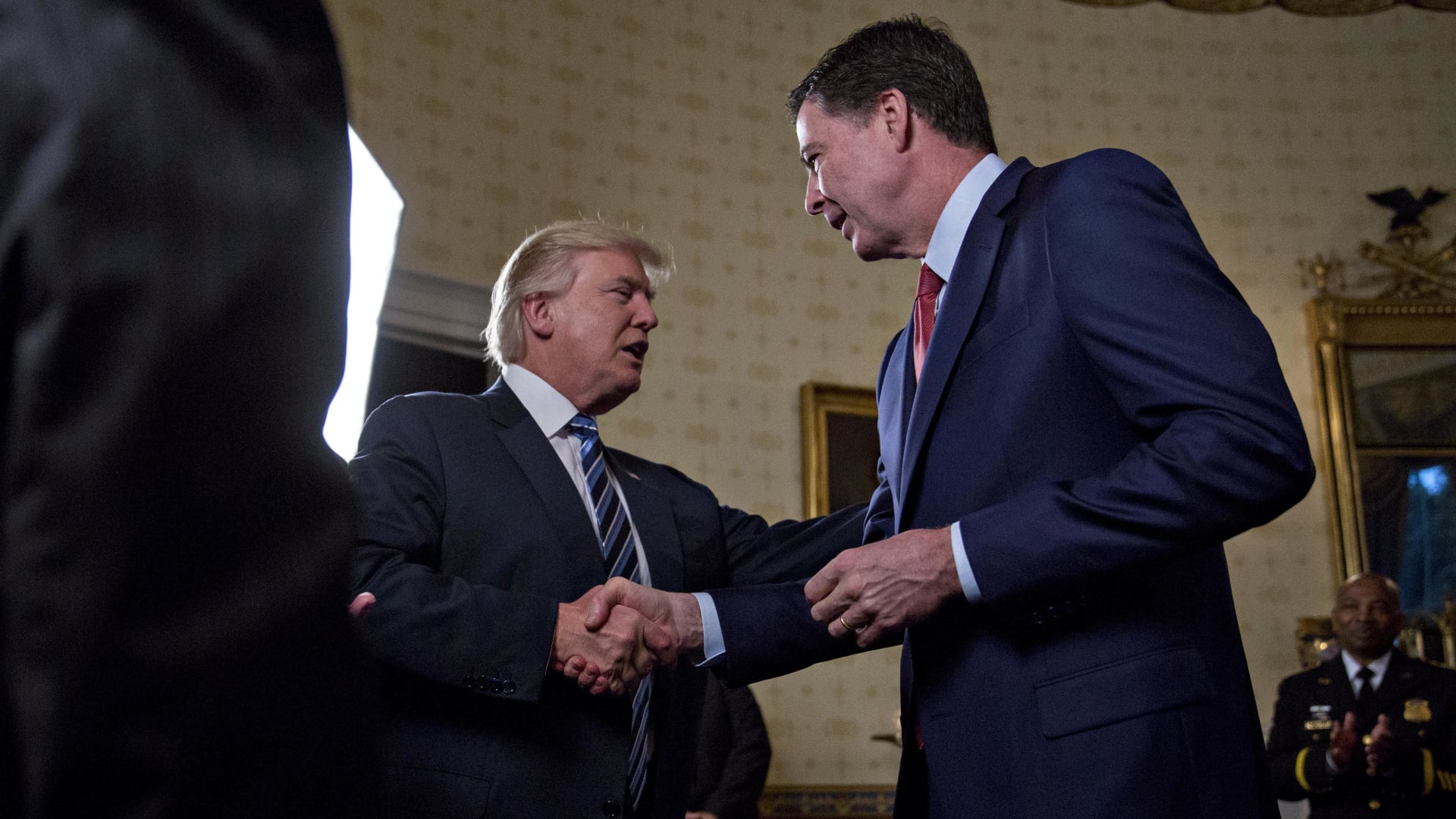 جيمس كومي.. توجيه اتهامات لرئيس FBI السابق في تصعيد "غير مسبوق" من ترامب ضد خصومه
