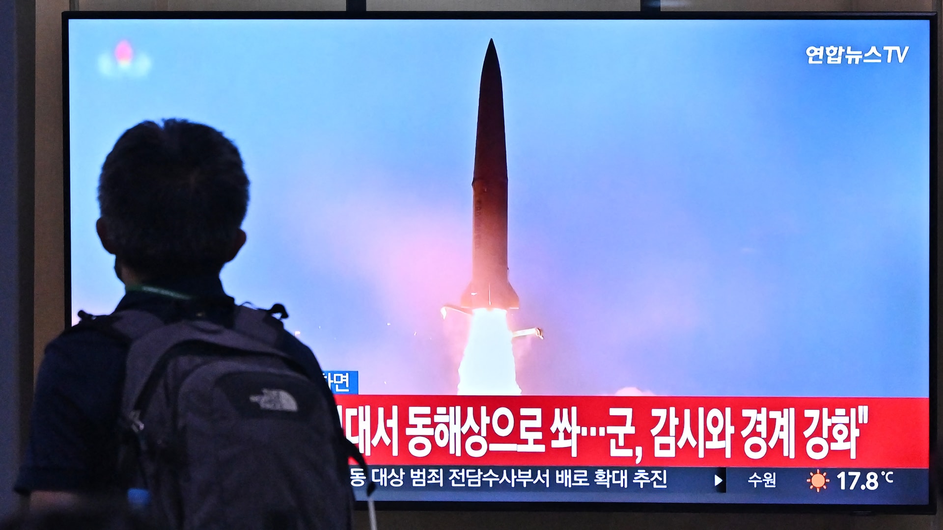 رجل يشاهد بثا إخباريا في محطة للسكك الحديدية بسيول عن صاروخ كوريا الشمالية