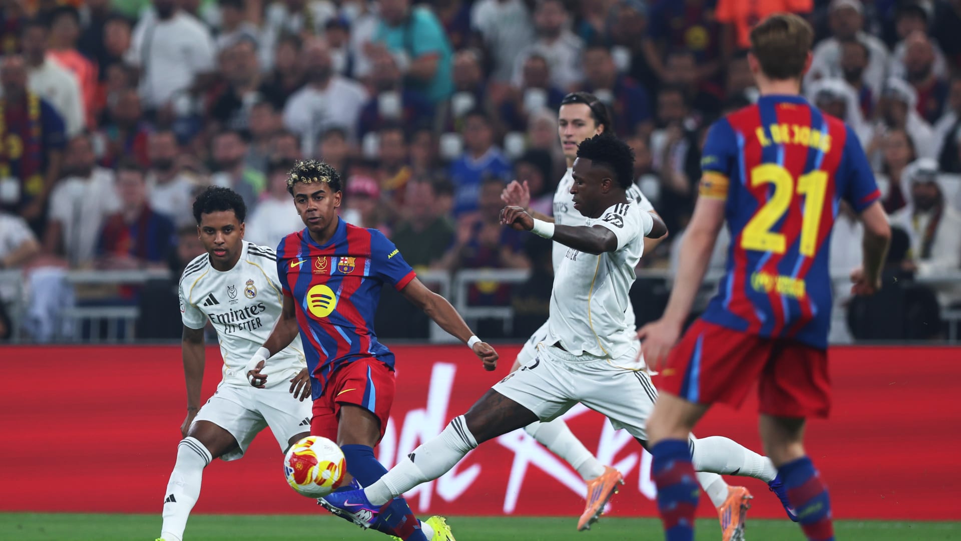 كلاسيكو برشلونة وريال مدريد يجمع 7 مرشحين للكرة الذهبية.. تعرّف على أرقامهم