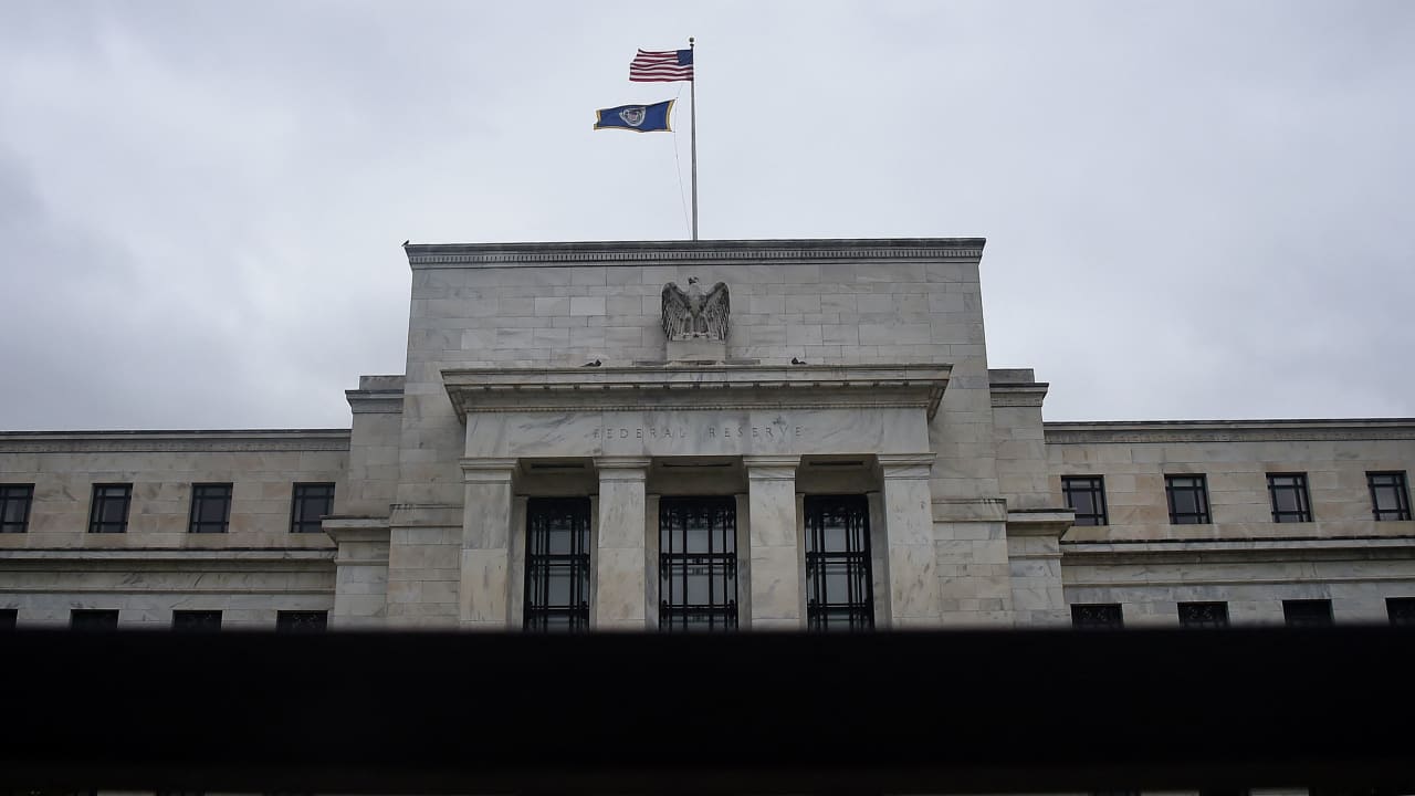 مسؤولو الاحتياطي الفيدرالي ناقشوا تخفيضات أسعار الفائدة الشهر الماضي وألمحوا إلى نهاية عمليات رفعها