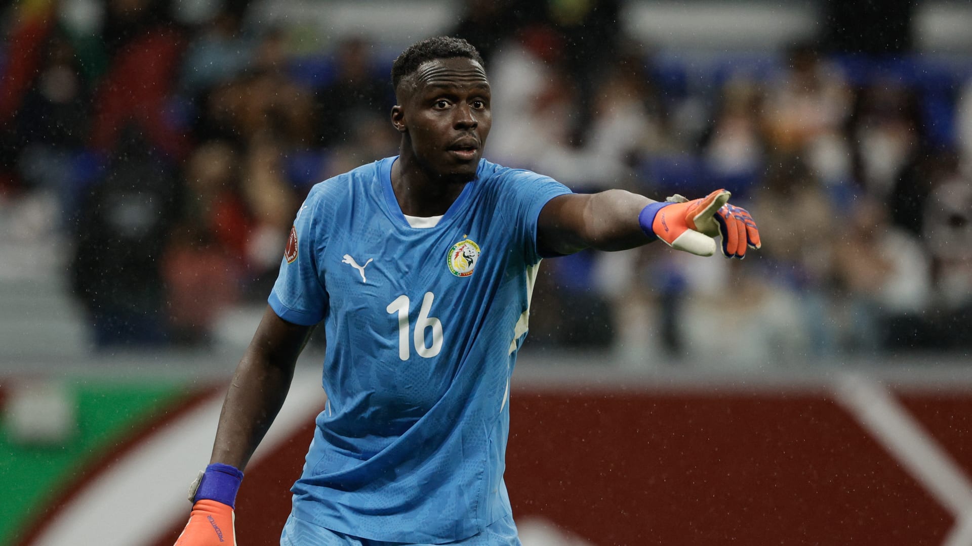 ما الهدية التي قدمها أهلي جدة إلى إدوارد ميندي بعد تتويجه بكأس إفريقيا؟