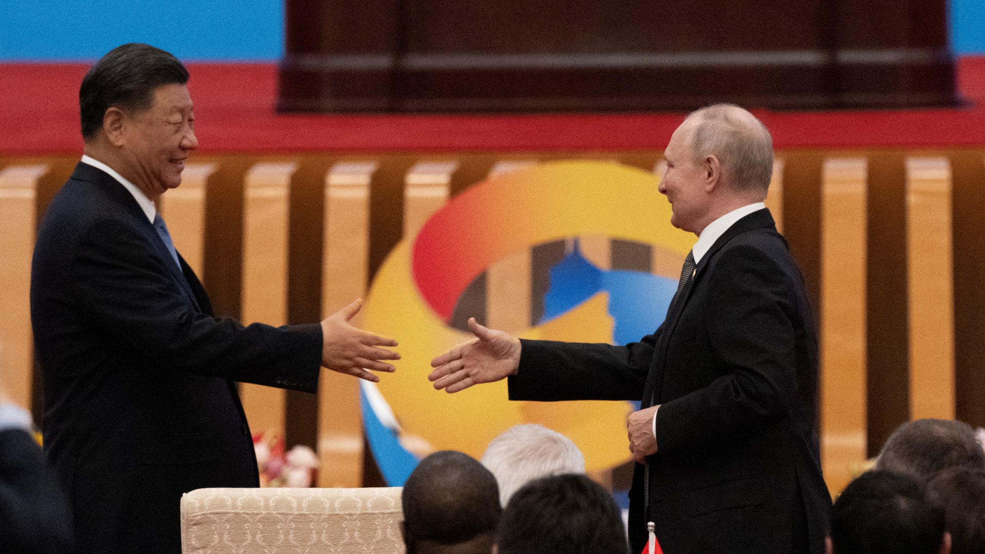 بوتين يؤدي اليمين الدستورية لولاية خامسة.. شاهد ما قاله عن الغرب بحفل تنصيبه