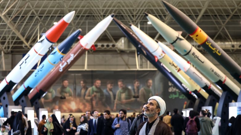 مصادر تكشف لـCNN تحضير أسلحة لإرسالها إلى إيران ومن الدولة وراء ذلك وسط المحادثات مع أمريكا