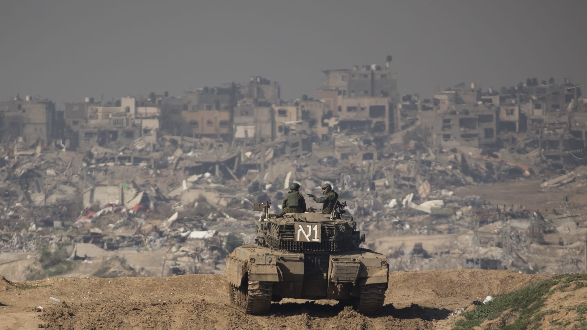 إسرائيل تعلن استعادة جثمان آخر رهينة لها في غزة