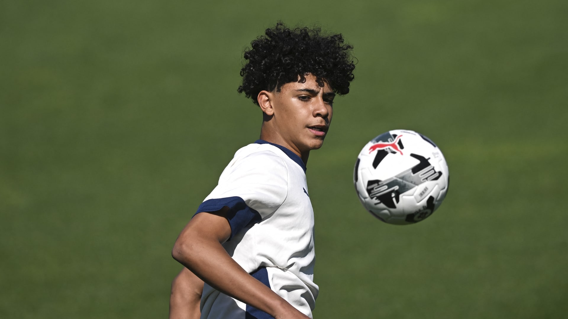 كيف تفاعل رونالدو مع هدفي نجله في مباراة النصر والأهلي؟