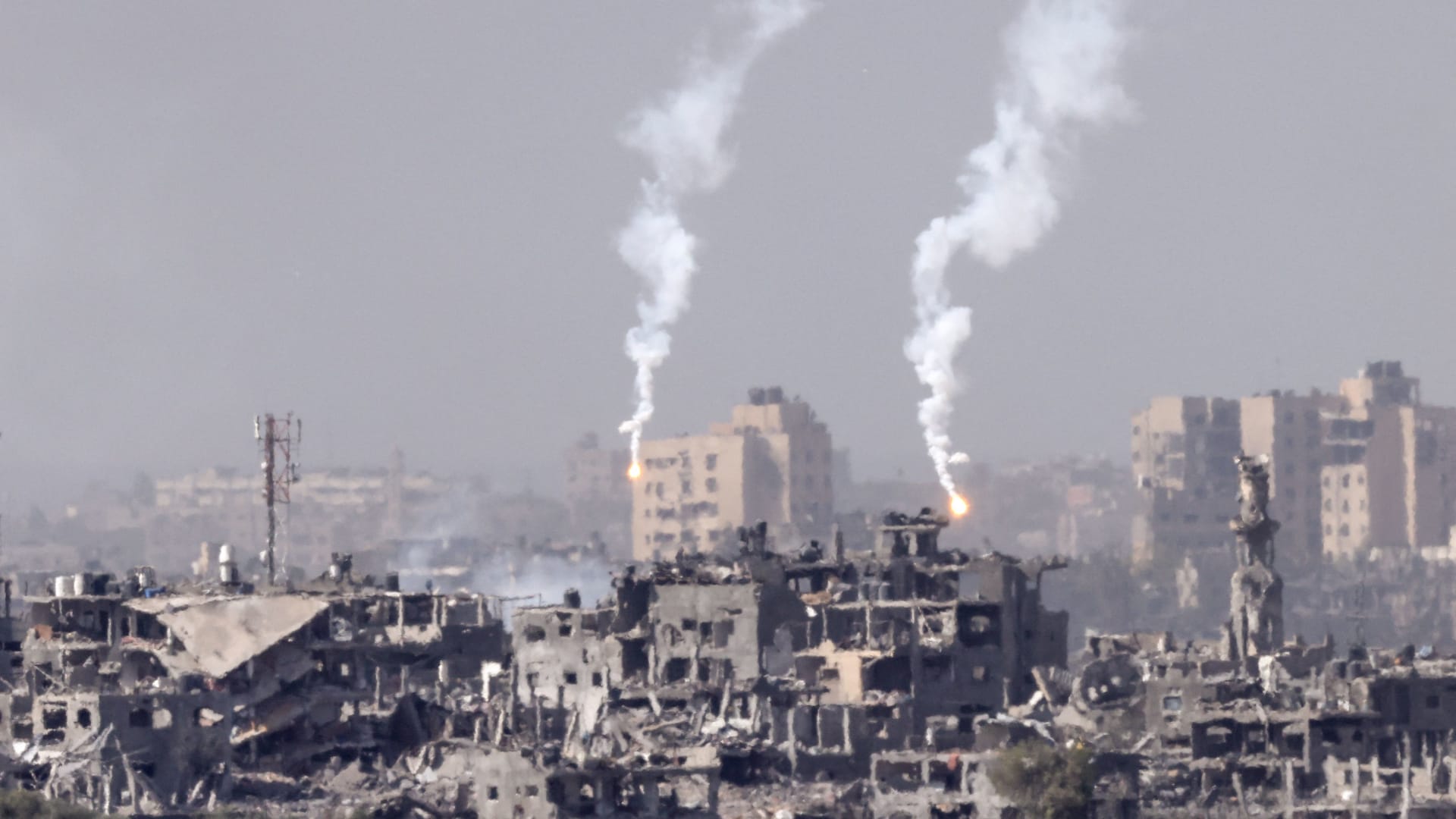 مراسل الجزيرة وائل الدحدوح يستأنف عمله في غزة غداة مقتل زوجته وابنيه
