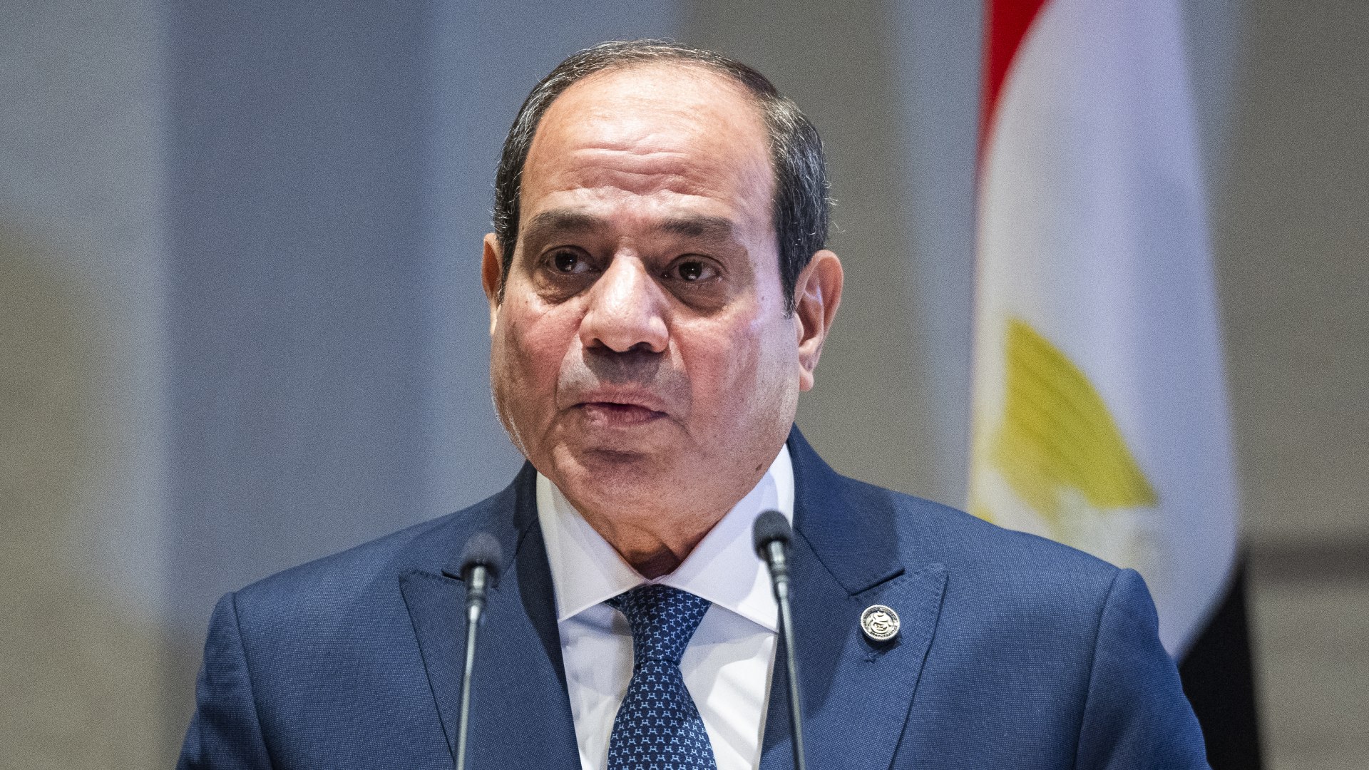 مصر.. السيسي يرحب بوقف إطلاق النار ويدعو لتسريع إيصال المساعدات إلى غزة