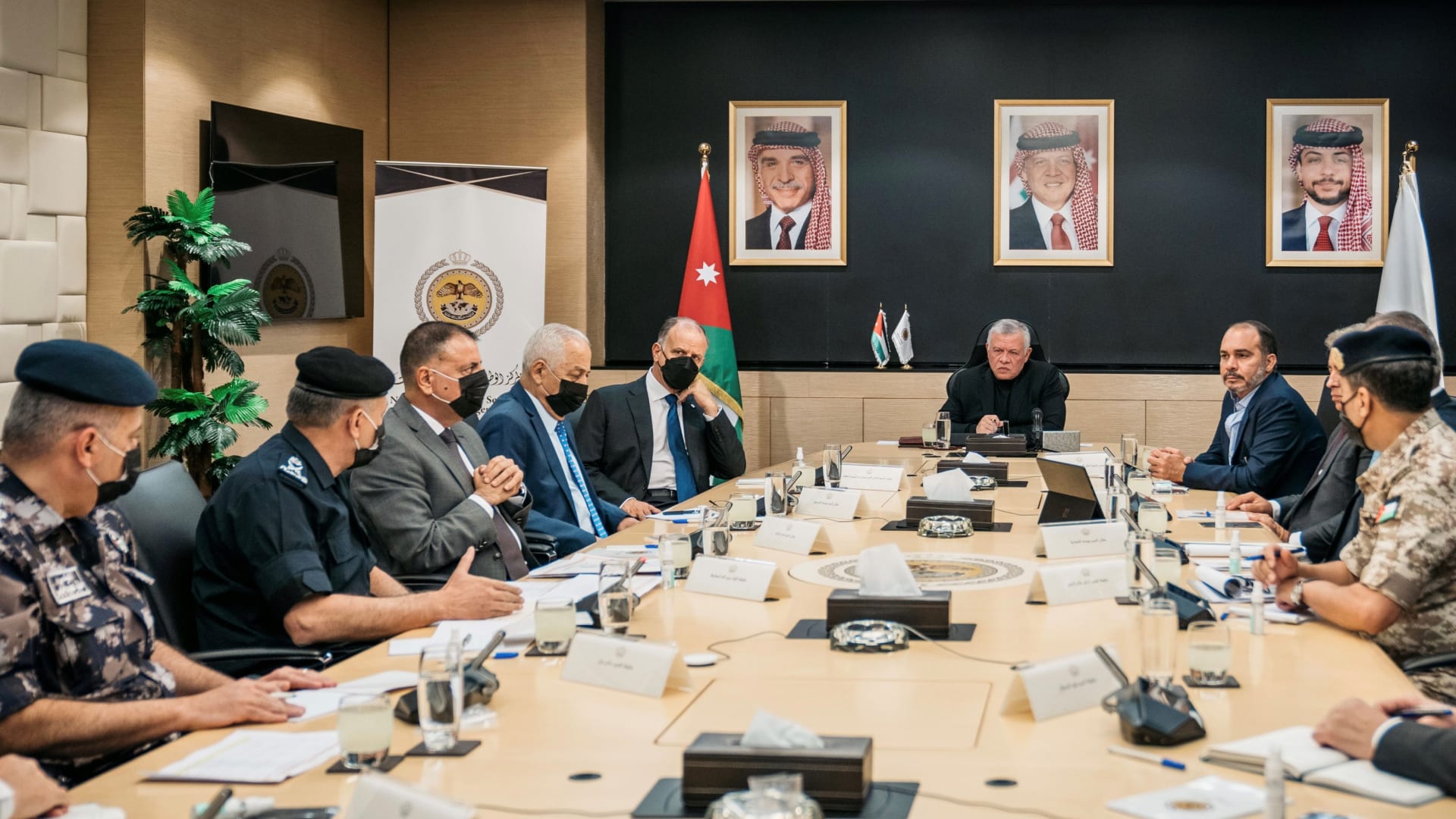 عاهل الأردن الملك عبدالله الثاني خلال ترؤسه اجتماعا في المركز الوطني للأمن وإدارة الأزمات