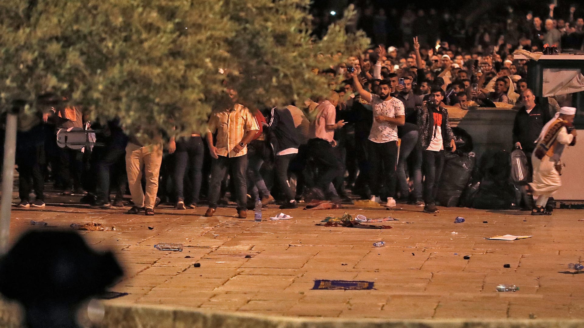 لحظة اقتحام قوات الأمن الإسرائيلية مصلى باب الرحمة في المسجد الأقصى