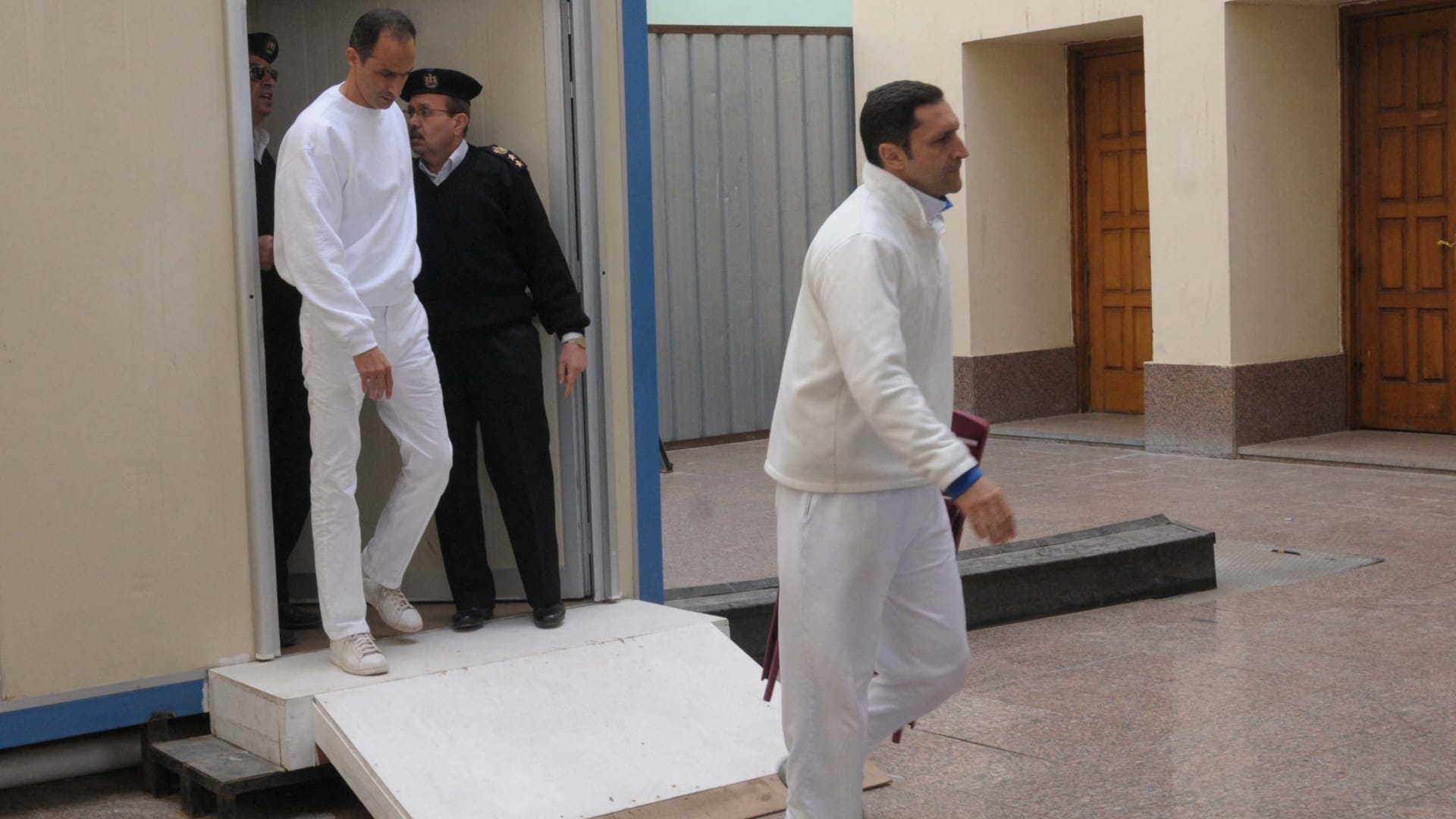 بعد ادعاء "أخذوهما بالقبلات والأحضان"..علاء مبارك يرد على مسؤول سابق عن زيارة نواب إخوان له ولجمال بالسجن