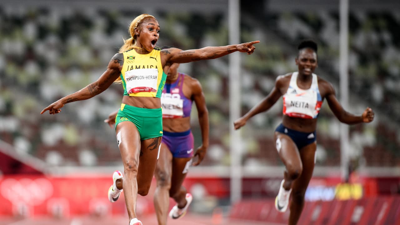 احتفلت إيلين طومسون-هيراه من فريق جامايكا بعبور خط النهاية للفوز بالميدالية الذهبية في نهائي 100 متر سيدات في اليوم الثامن من دورة الألعاب الأولمبية بطوكيو 2020 في الاستاد الأولمبي في 31 يوليو 2021