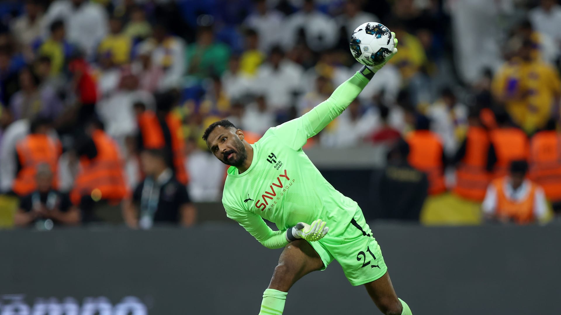 لاعبو الهلال والاتحاد يُكرمون "العويس" خلال الكلاسيكو