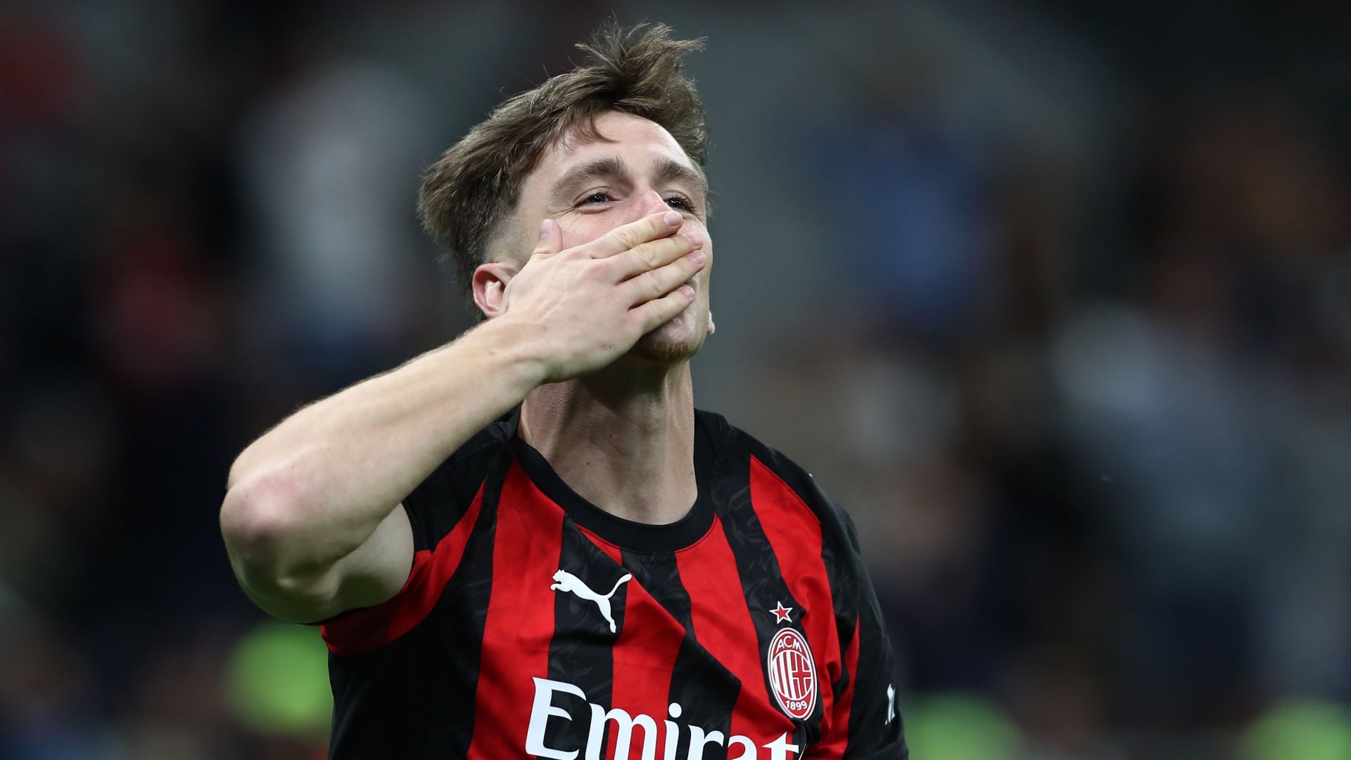 لاعب ميلان يثير جدلا هذا ما فعله مع الحكم خلال مواجهة فريقه لروما