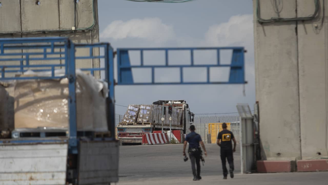 تضارب الروايات حول إعادة فتح معبر كرم أبو سالم أمام دخول الشاحنات إلى غزة