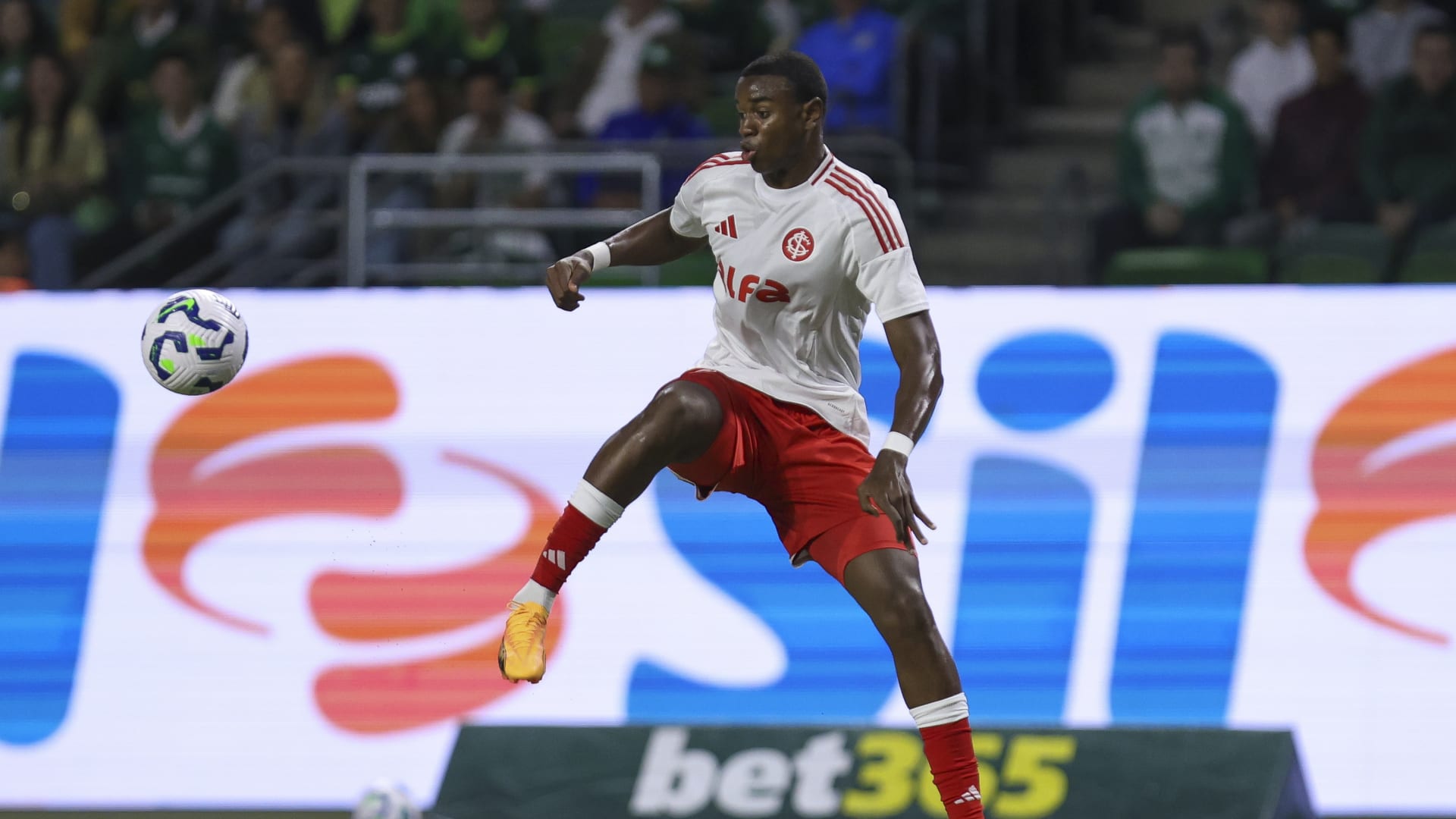 مهاجم برازيلي جديد ينضم إلى الأهلي السعودي.. تعرّف إليه