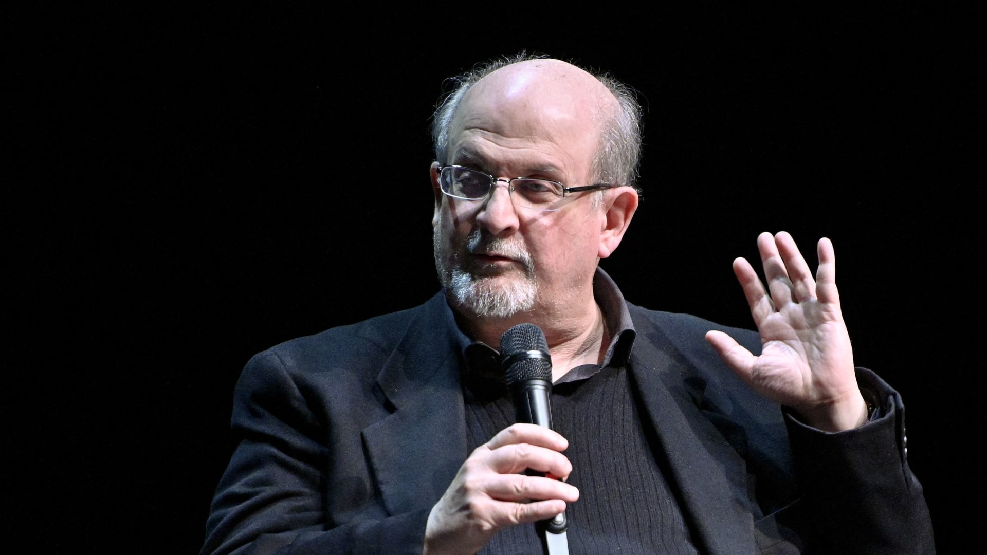 مسؤول بحزب الله لـCNN: لا معلومات لدينا عن المتهم بطعن سلمان رشدي