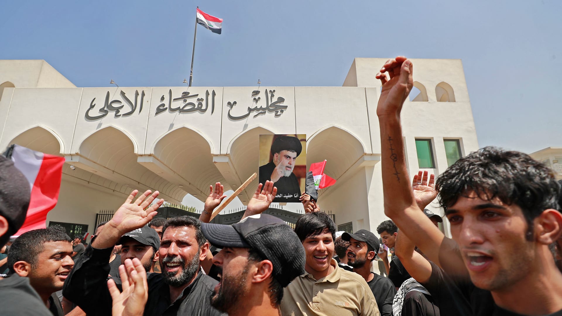 تحرك الصدر واحتلال البرلمان.. كل ما قد تود معرفته عن آخر تطورات الجمود السياسي في العراق