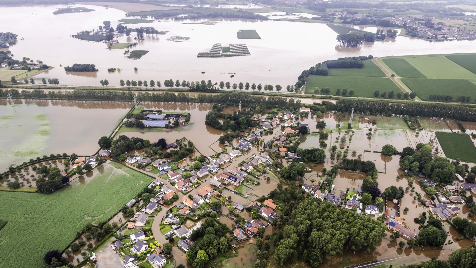 على متن قارب في شوارع بلجيكا.. كاميرا CNN ترصد آثار الفيضانات المدمرة