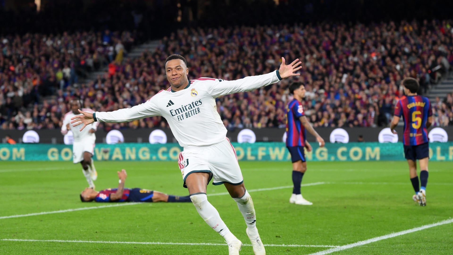 هدف قاتل واحتفال جنوني من مورينيو.. أبرز لقطات كلاسيكو ريال مدريد وبرشلونة