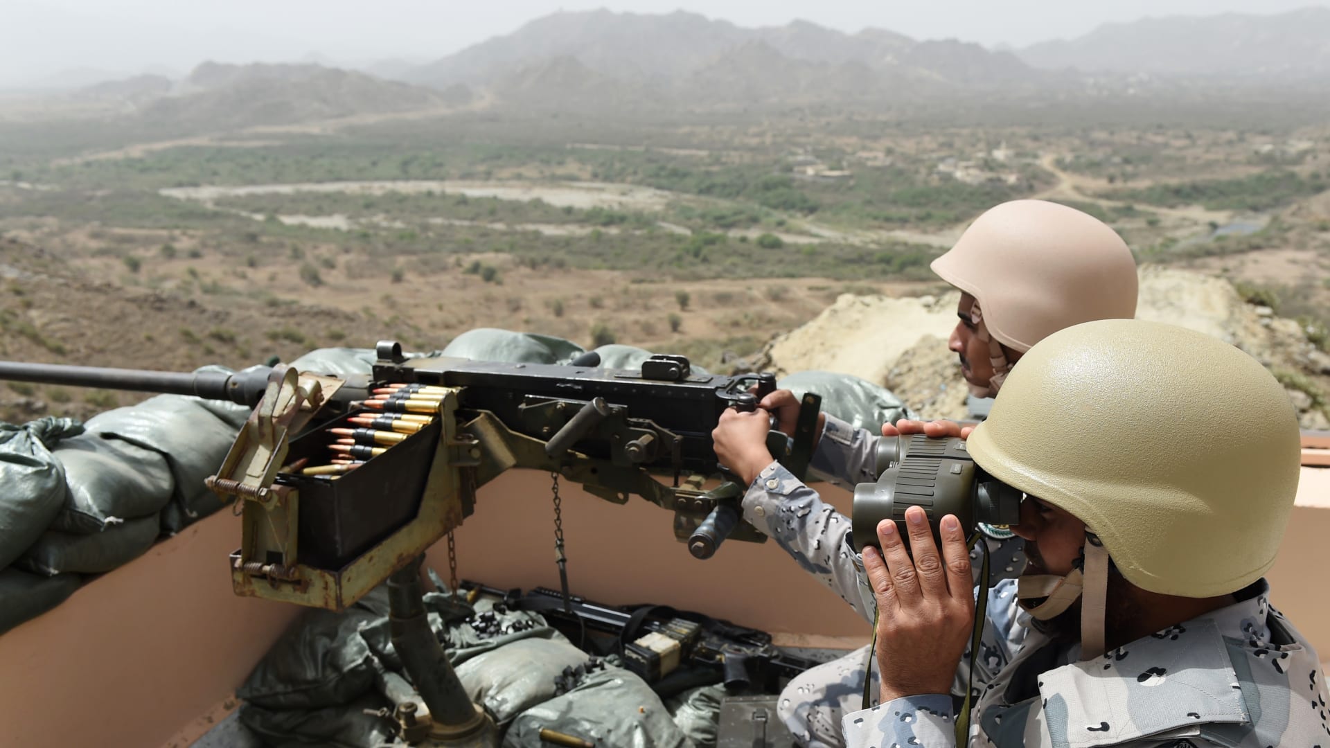 يتمركز أفراد من حرس الحدود السعودي في نقطة مراقبة على الحدود السعودية اليمنية، في جنوب غرب المملكة العربية السعودية، في 9 أبريل 2015.