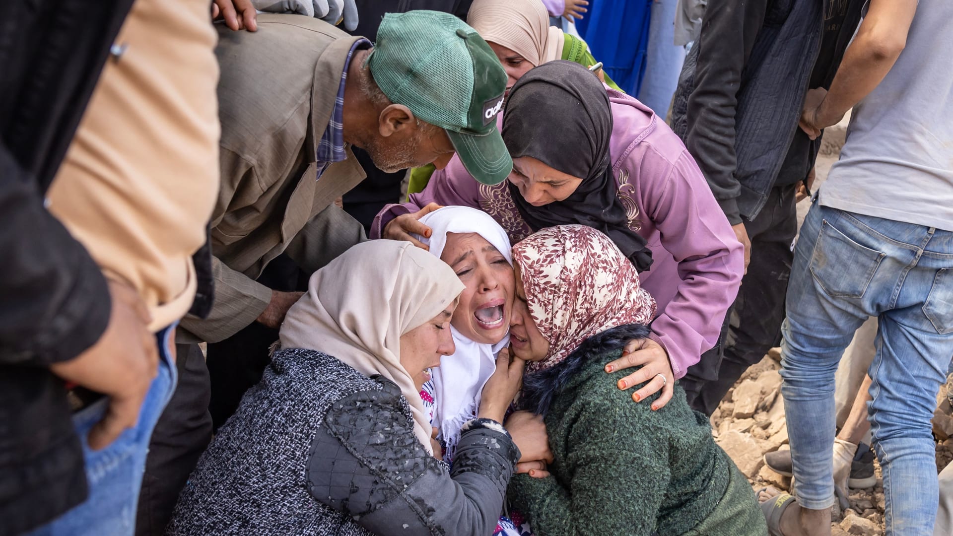استمرار البحث عن ناجين من زلزال المغرب.. وعائلات تنام في الشوارع خشية الهزات الارتدادية