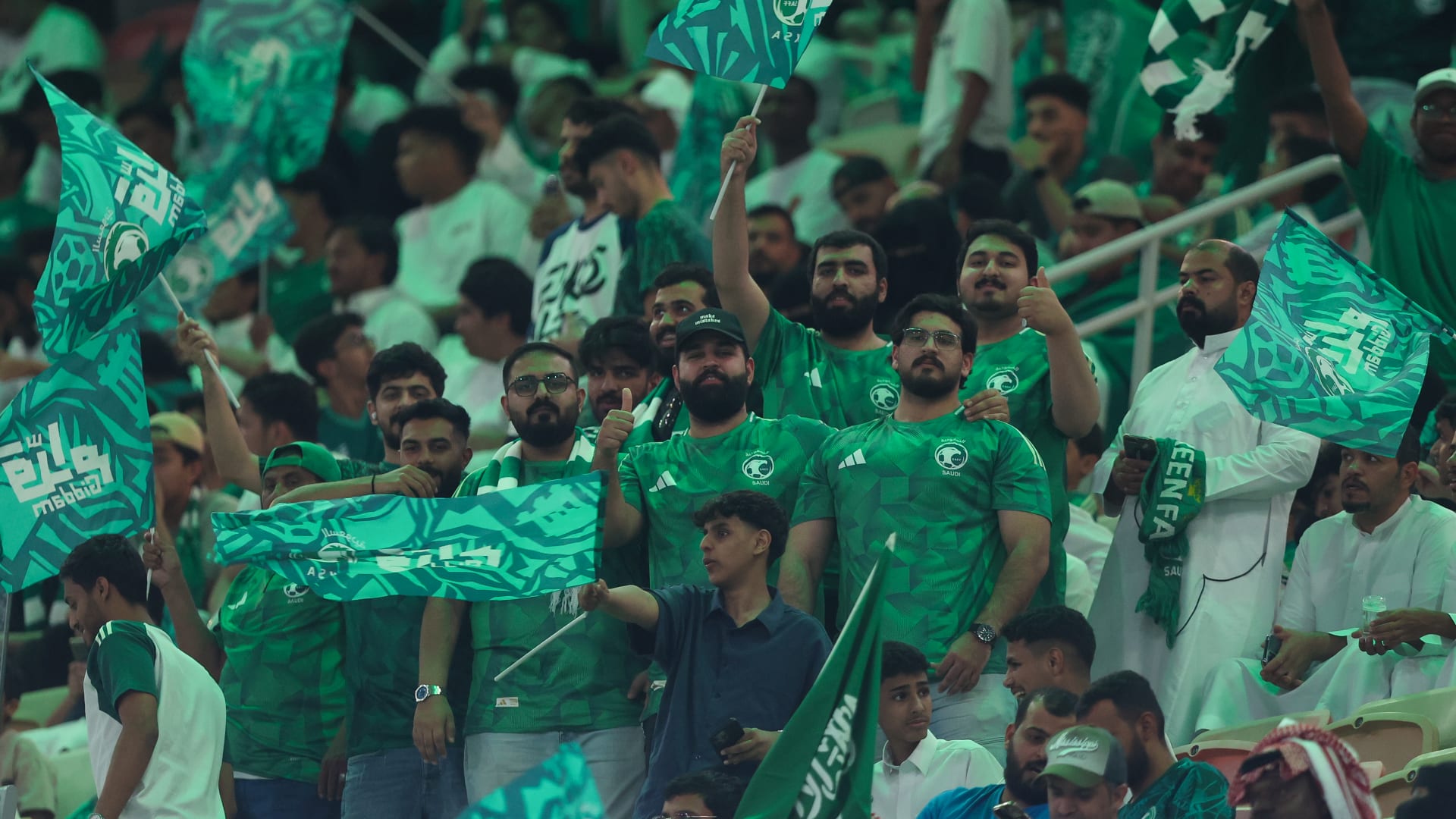 الجماهير السعودية تهنئ لاعبي المنتخب بعد فوزهم في ركلات الترجيح