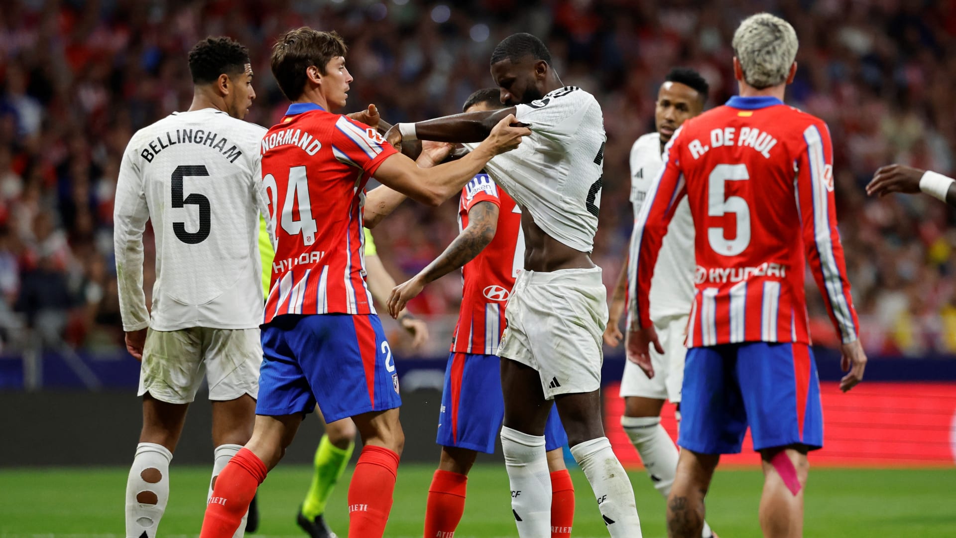 "شغب جماهيري واشتباك بين اللاعبين".. إليك أبرز ما حدث في "ديربي مدريد"