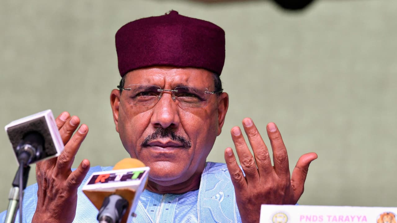 أين محمد بازوم رئيس النيجر وسط "انقلاب" قادة عسكريين بالبلاد؟