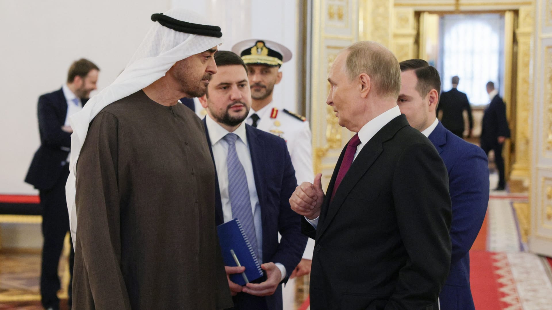 "البروتوكول" بلقاء محمد بن زايد وبوتين يثير تفاعلا