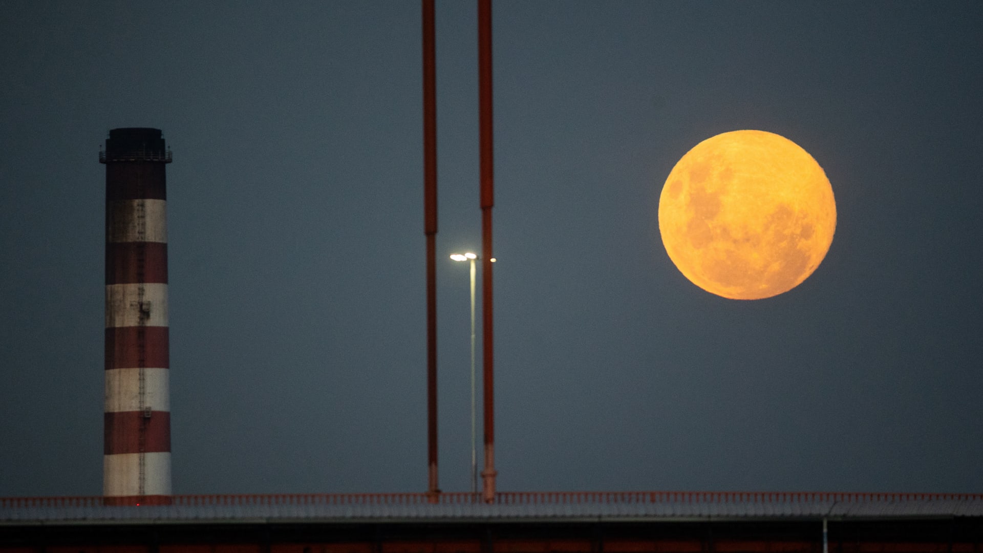 قمر الذئب العملاق وزخات شهب الرباعيات يفتتحان عام 2026