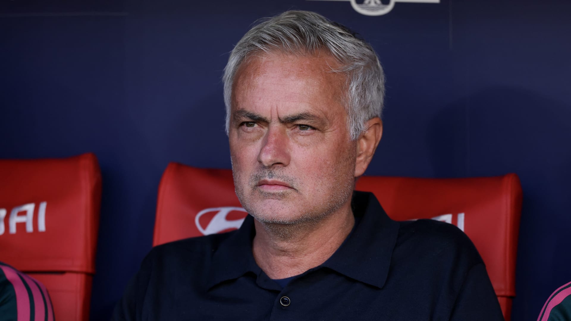 لماذا رفع مورينيو ورقتي "A4" أمام الصحفيين بعد الخسارة أمام أتلتيكو مدريد.. وكيف رد سيميوني على تصريحاته؟