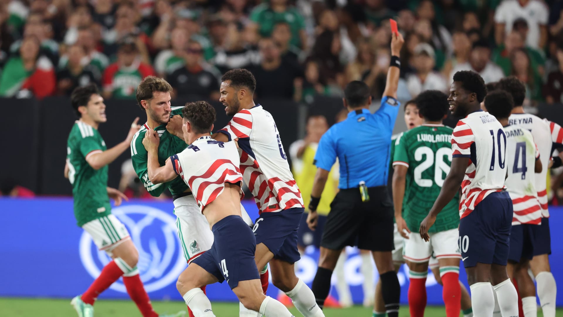 لقطة جدلية في مباراة أمريكا والمكسيك.. لاعب يوجه صفعة مزدوجة لمنافسه