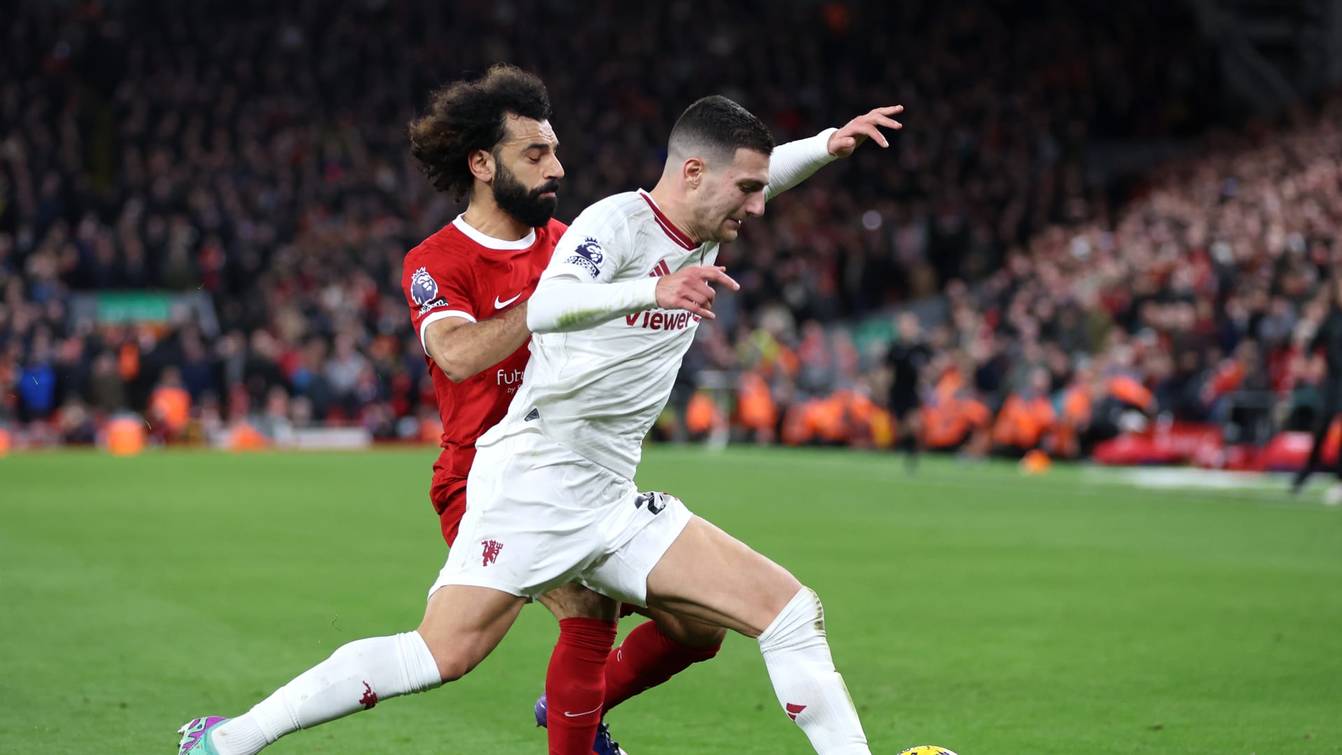 انفجر غضبًا بسبب حصول محمد صلاح على رمية تماس.. حالة طرد "غريبة" للاعب مانشستر يونايتد