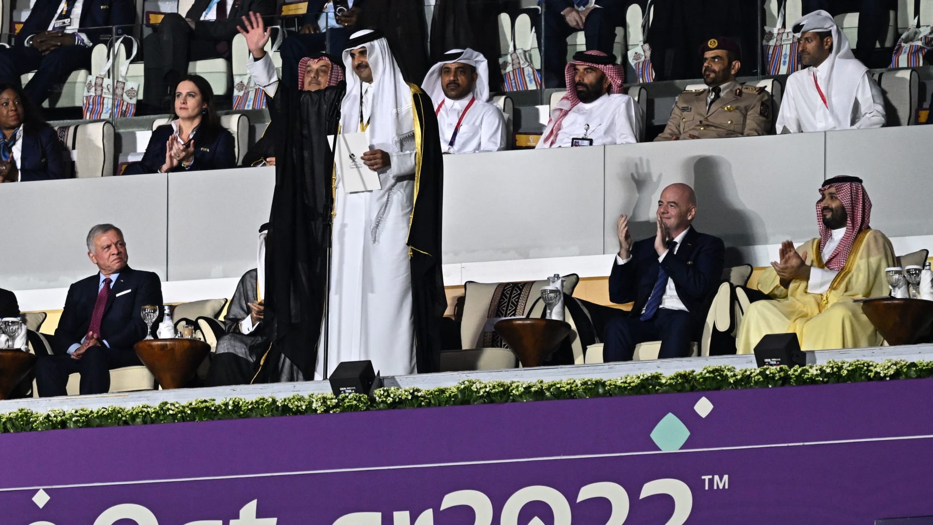 أمير قطر يلقي كلمة في افتتاح المونديال بحضور ولي العهد السعودي ورئيس الفيفا 