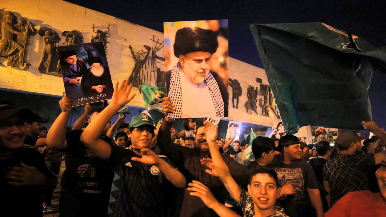 أنصار  مقتدى الصدر  يحتفلون في ساحة التحرير ببغداد بعد إعلان نتائج الانتخابات النيابية