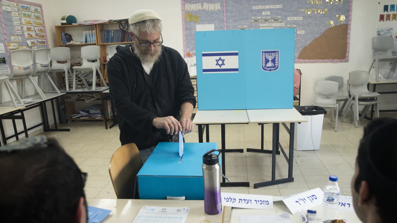 رجل يدلي بصوته خلال الانتخابات العامة الإسرائيلية