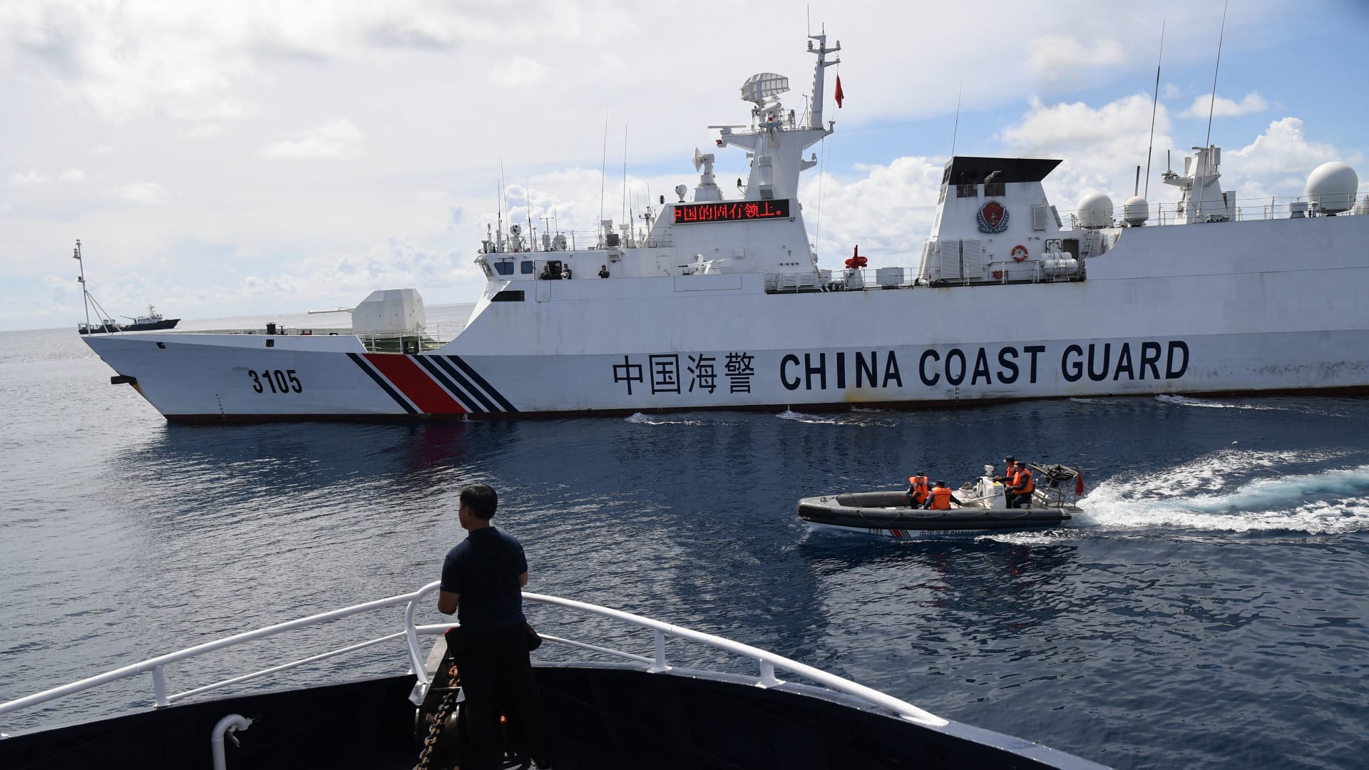 فيديو يظهر لحظة مواجهة خطيرة بين سفينة صينية وزوارق فلبينية في البحر.. شاهد ما حدث