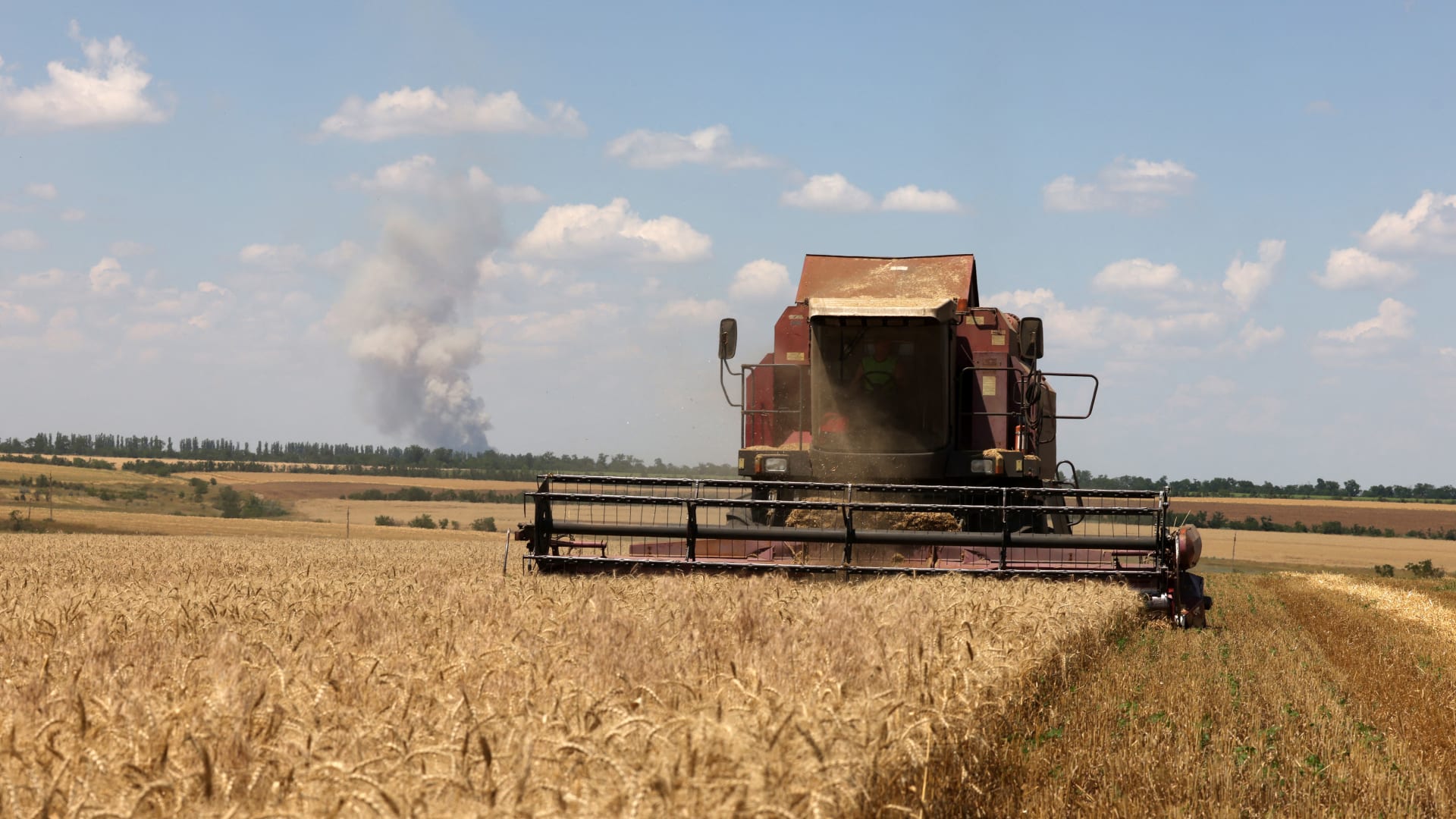 كاميرا توثق ما حدث لحظة قصف المدفعية الروسية حقول القمح في أوكرانيا