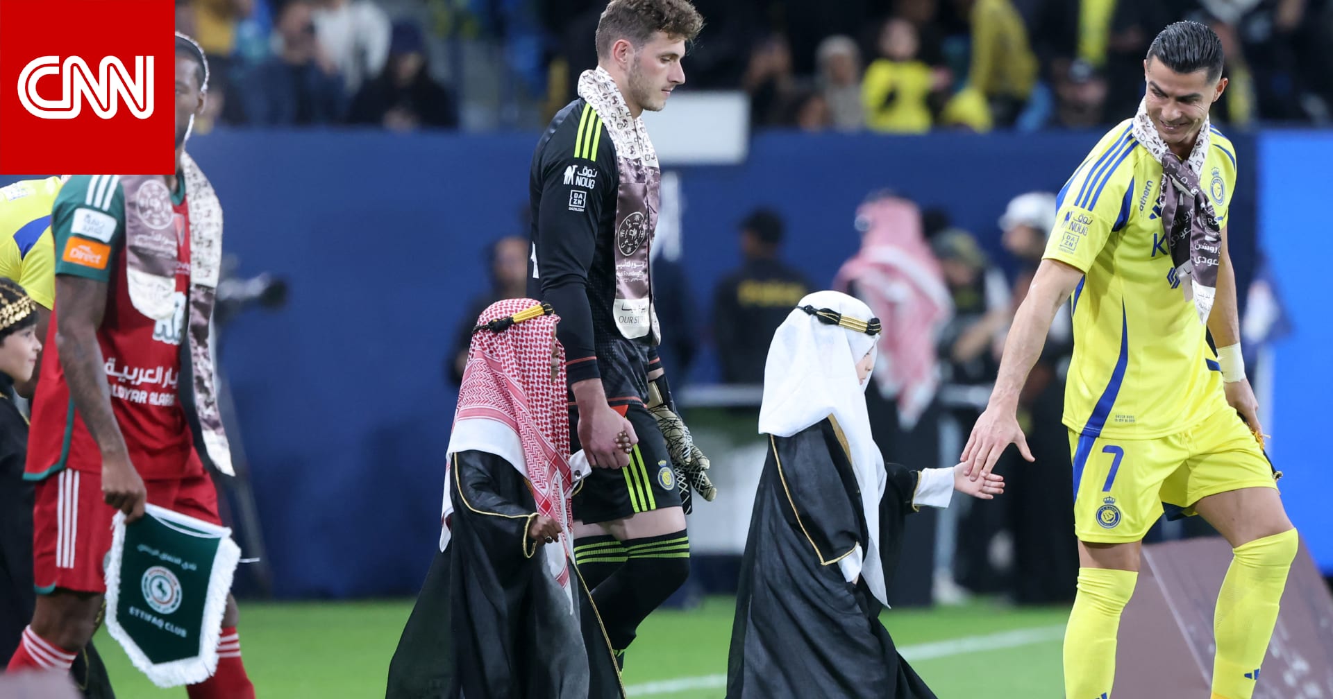 هذا ما فعله رونالدو مع أطفال يرتدون الزي السعودي احتفالاً بيوم التأسيس
