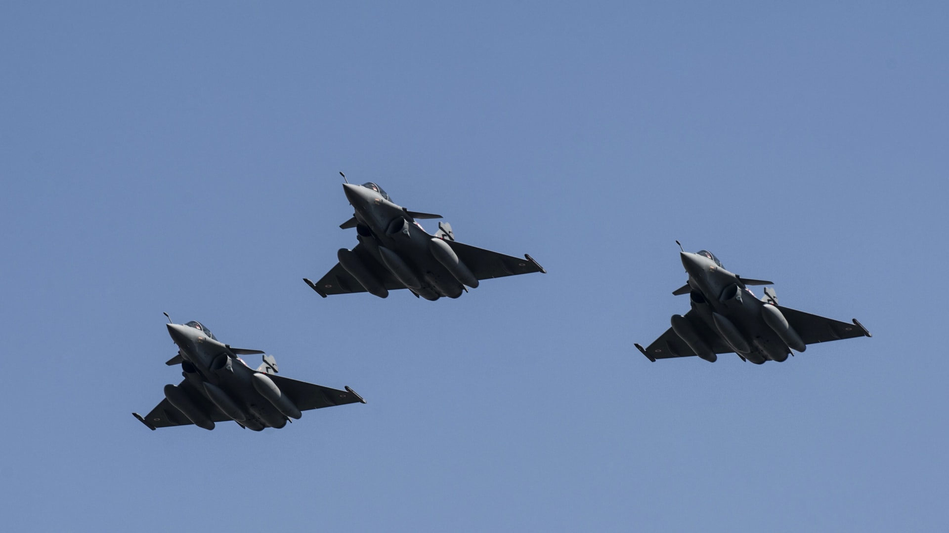 الجيش المصري يعلن سقوط طائرة تدريب عسكرية ونجاة قائدها