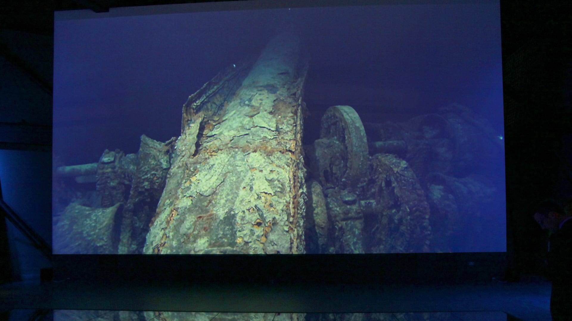 مجوهرات وأسنان قرش.. شاهد ما عُثر عليه وسط حطام سفينة تيتانيك