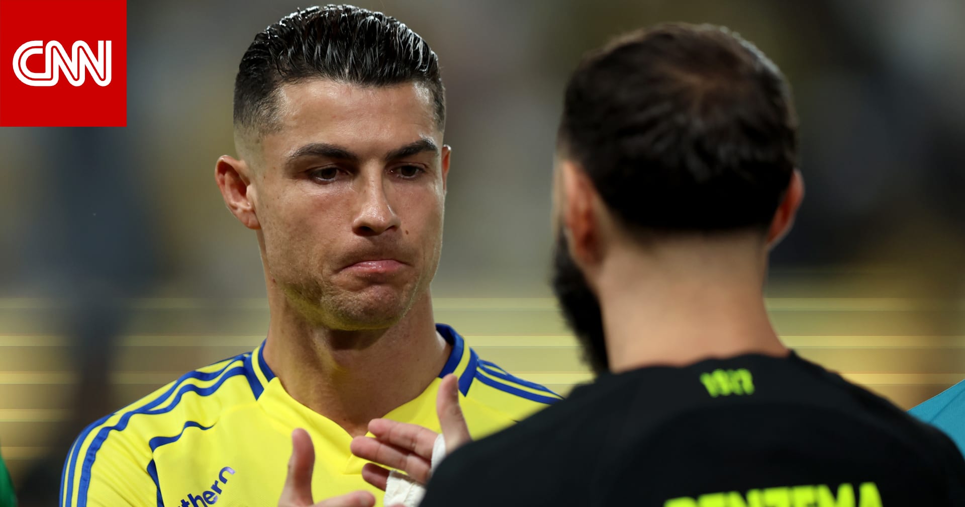 هذا ما فعله بنزيما عند رؤيته لرونالدو على هامش مباراة الاتحاد والنصر