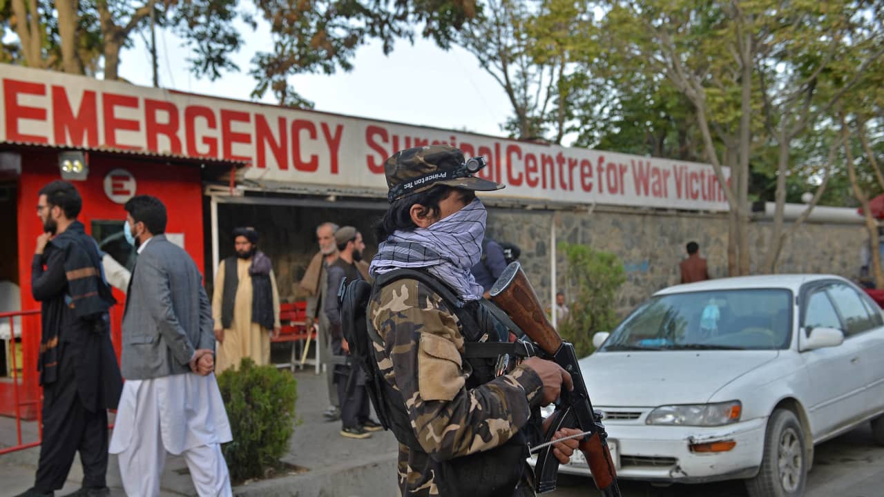مقاتلو طالبان يقفون في حراسة أمام مدخل مستشفى حيث سيتم إحضار ضحايا الانفجار في كابول، في 3 أكتوبر 2021