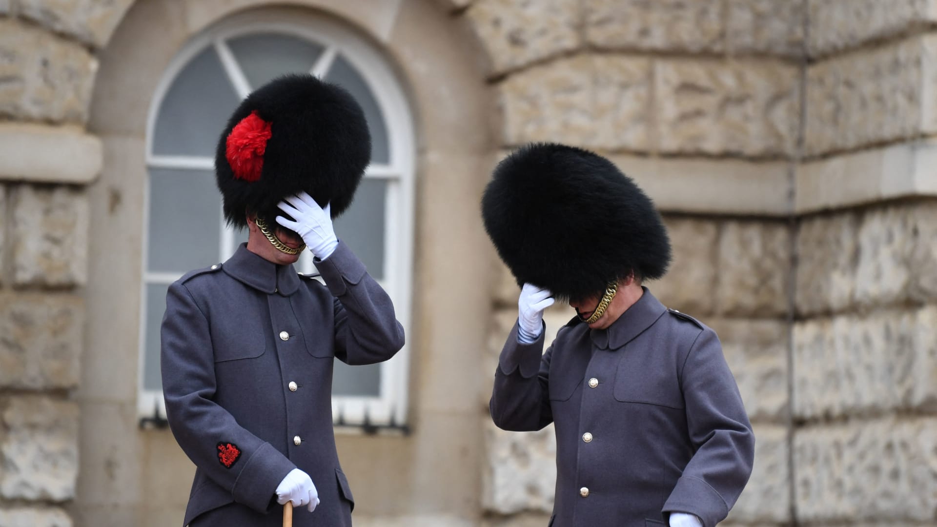 الحرس الملكي "آسف" بعد فيديو أظهر حارسًا يدوس طفلا في لندن