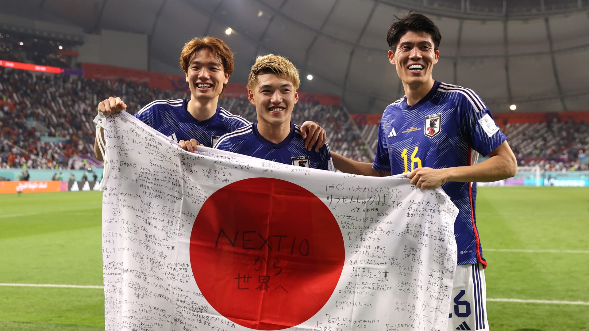 لاعبو منتخب اليابان يحتفلون بالفوز