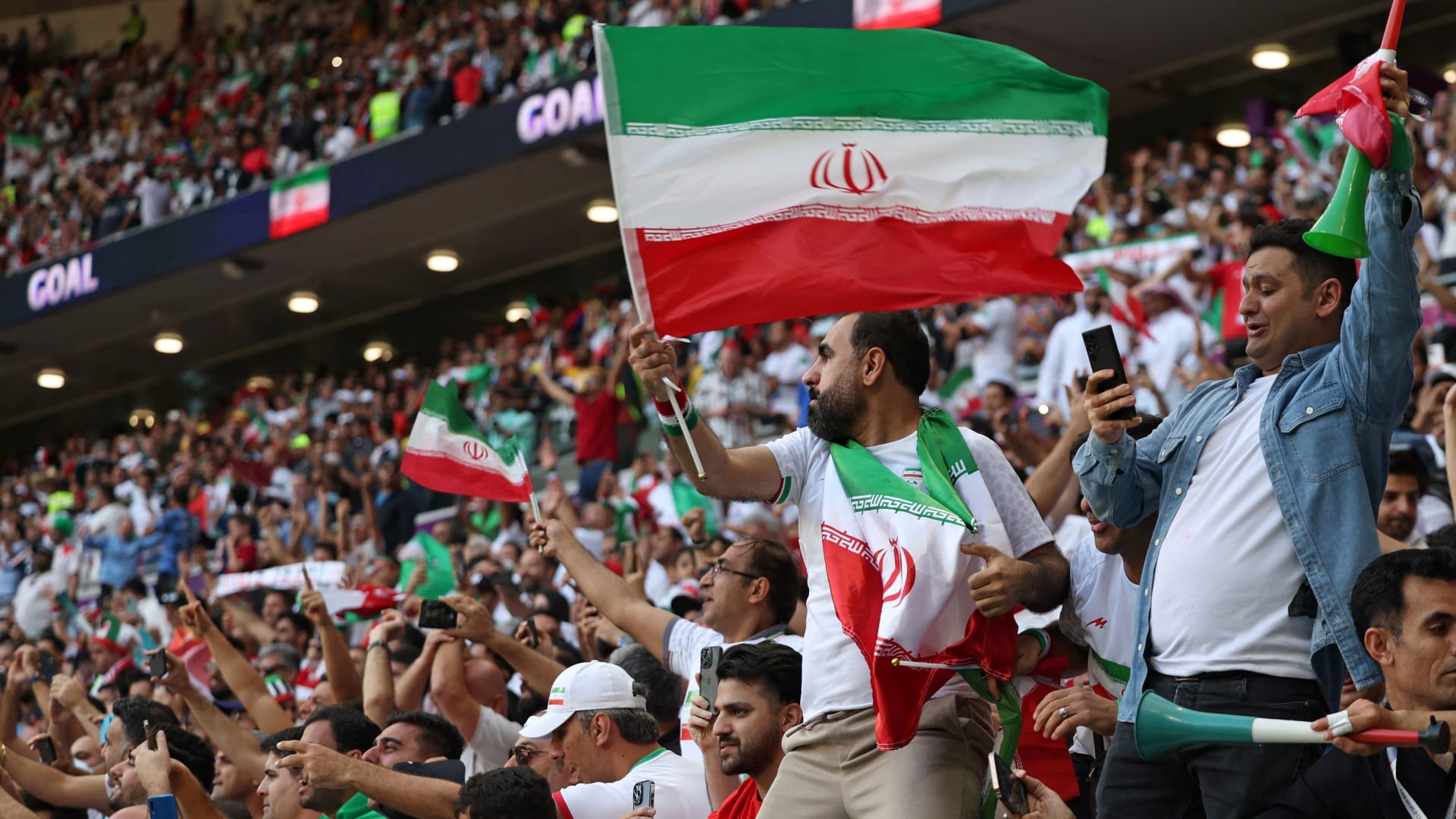 صورة تعبيرية لجانب من مشجعي المنتخب الإيراني 