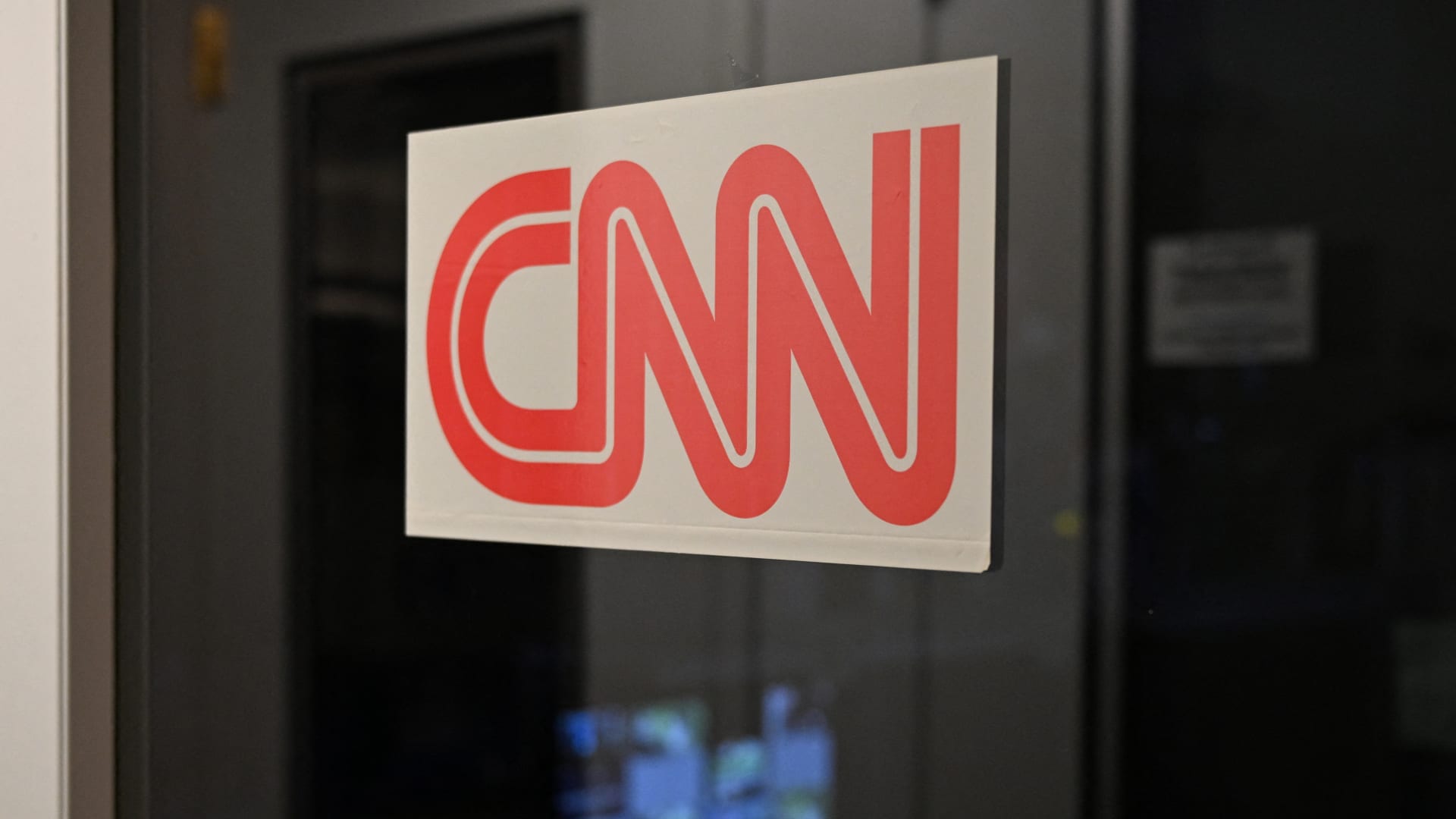 قاضي يأمر بإعادة دخول CNN وMS NOW وPolitico إلى البيت الأبيض