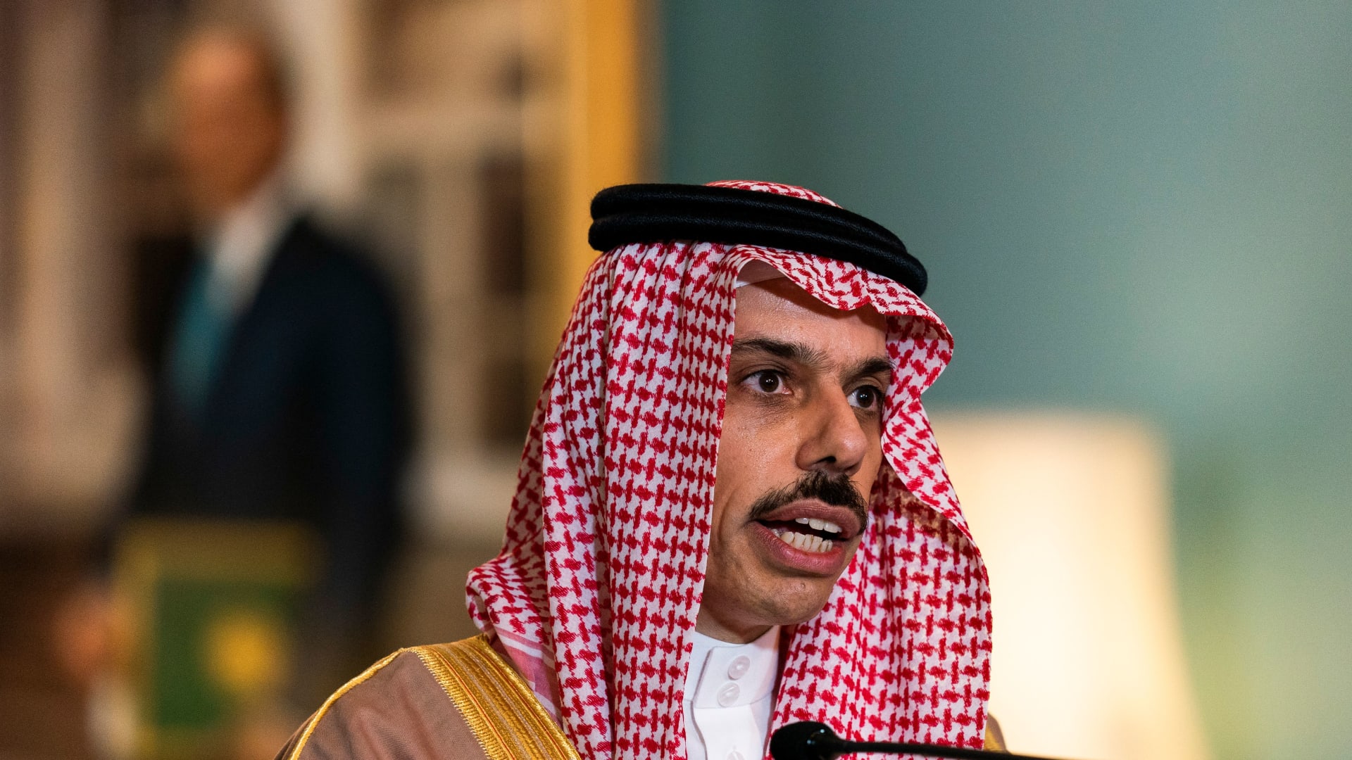 وزير الخارجية السعودي يتلقى اتصالا هاتفيًا من نظيره الأمريكي