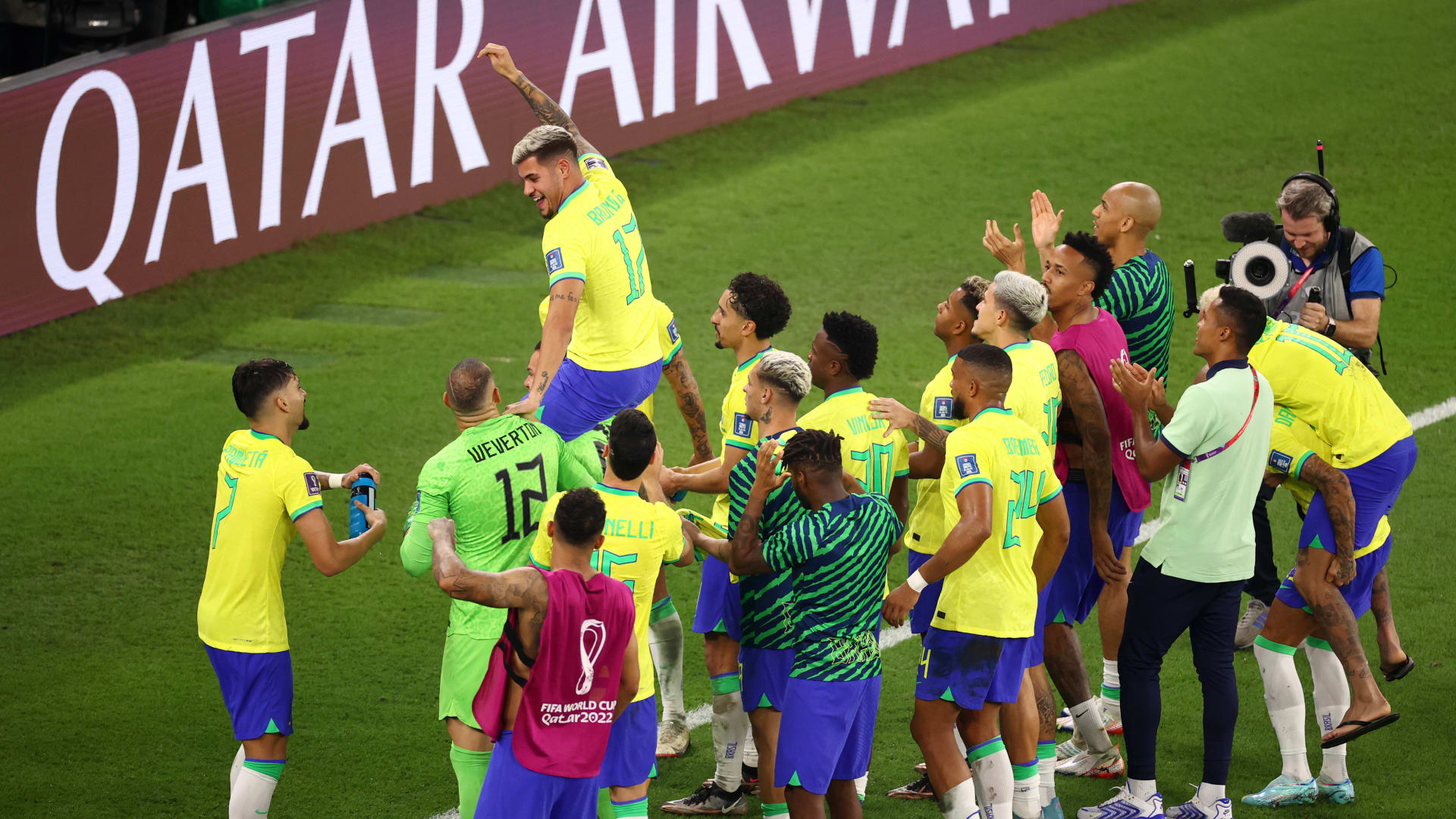 لاعبو منتخب البرازيل يحتفلون بالفوز 